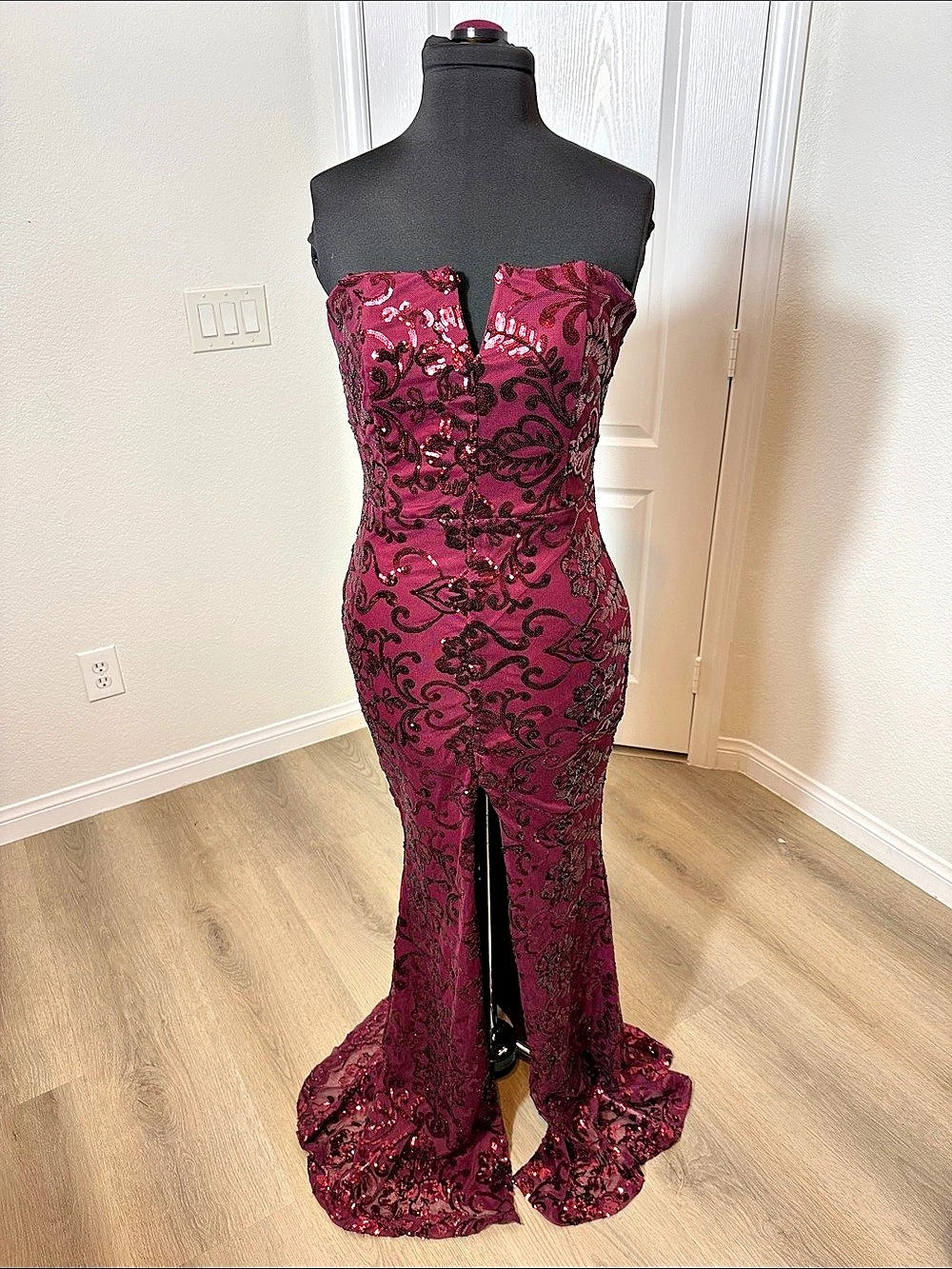 Windsor Formal Pageant Sequin Paisley Maxi Dress in Wine Red Large Like New